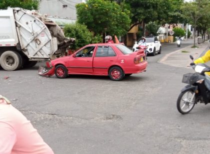 Un vehículo particular habría arrollado a motociclistas
