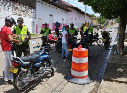 ¡Policía de Girardot viene adelantando controles en diferentes puntos del municipio donde se está verificando antecedentes de personas y vehículos!