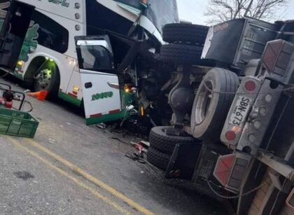 #AEstaHora Grave accidente en el sector más conocido como El bohío entre Popayan-Pasto en este accidente el conductor del camión pierde la vida