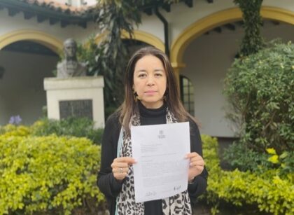 A través de una carta enviada a la alcaldesa Claudia López, y la concejala de Bogotá, reitera las múltiples presuntas irregularidades que se han presentado la secretaría de salud en cabeza de Alejandro Gómez.