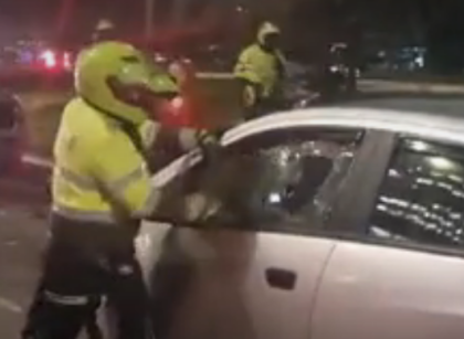 Policía rompió vidrio de un vehículo de Uber para detener a conductor que atropelló a agente en Bogotá