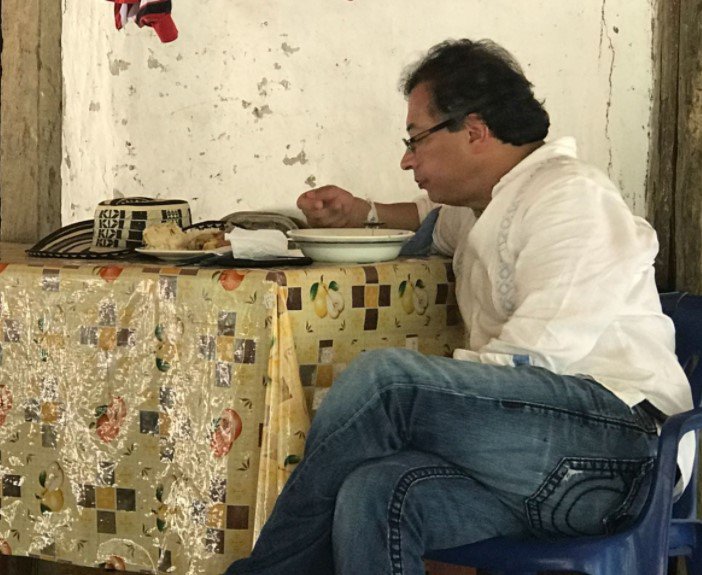 Gustavo Petro presidente de Colombia tomando caldo porque no le alcanza para comprar carne