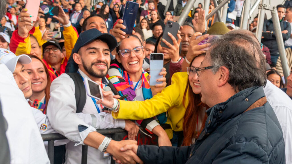 El Mandatario invitó a las organizaciones comunales a participar en la estrategia que busca extender las redes de fibra óptica y banda ancha para contribuir a la comunicación y la educación popular.