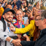 El Mandatario invitó a las organizaciones comunales a participar en la estrategia que busca extender las redes de fibra óptica y banda ancha para contribuir a la comunicación y la educación popular.