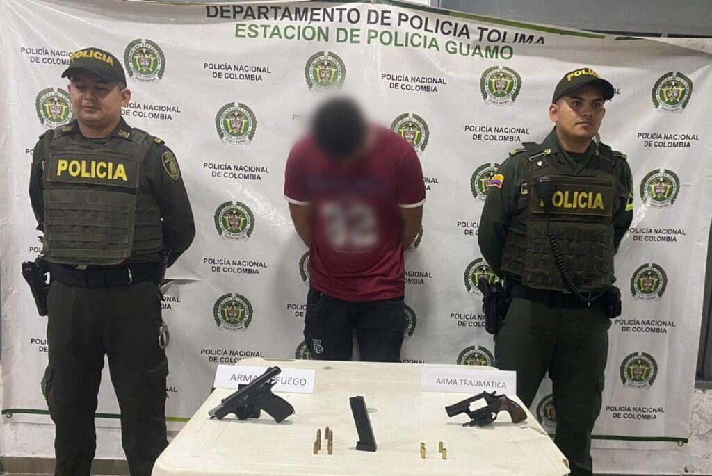 GRACIAS A LLAMADA TELEFÓNICA DE LA COMUNIDAD, EN EL SECTOR LA ‘Y’ DEL MUNICIPIO DEL GUAMO, POLICÍA TOLIMA LOGRO LA CAPTURA DE UN SUJETO A QUIEN SE E HALLO EN SU PODER UNA PISTOLA Y UN REVÓLVER.