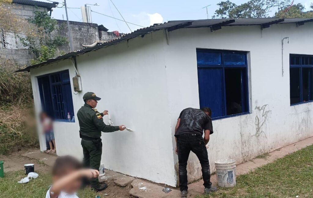 POLICÍA Y COMUNIDAD REALIZARON JORNADA DE ORNATO Y EMBELLECIMIENTO A LA SEDE DE LA ESCUELA DEL BARRIO EL PORVENIR.