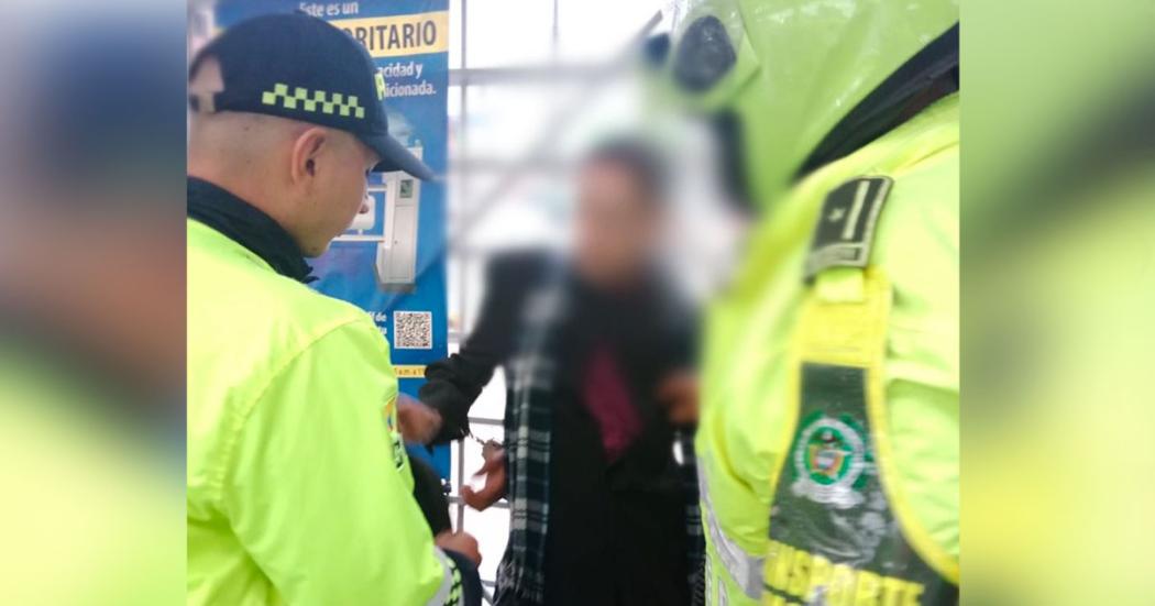 En su intento por burlar a las autoridades, un hombre conocido con el alias de El de las bufandas, fue capturado luego de cometer el hurto a 3 pasajeros del sistema de transporte TransMilenio
