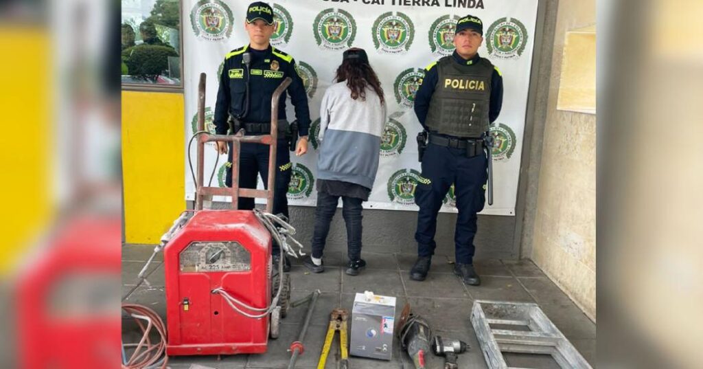 Atendiendo una denuncia ciudadana, la Policía de Bogotá logró la captura de una mujer de 43 años, por su presunta participación en el hurto a un local de herramientas en la localidad de Suba.