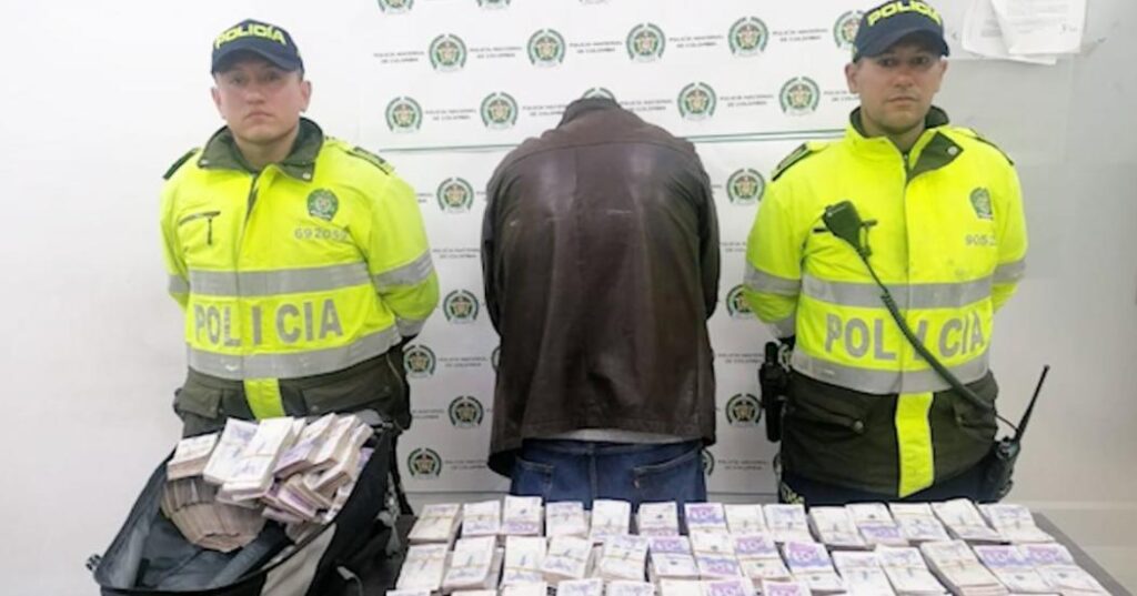 En las últimas horas, la Policía Metropolitana de Bogotá capturó a un hombre a quien le hallaron una gran cantidad de dinero en efectivo, sin poder justificar su procedencia.