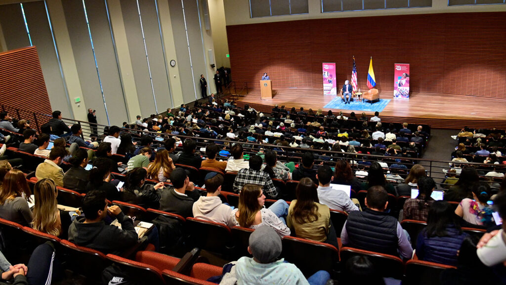 Al intervenir en un conversatorio en la Universidad de Stanford, en San Francisco, Estados Unidos, el Presidente de Colombia consideró que es una enorme equivocación seguir insistiendo en las economías extractivistas del petróleo y el carbón como la base del desarrollo económico de América Latina y, en general, del mundo.