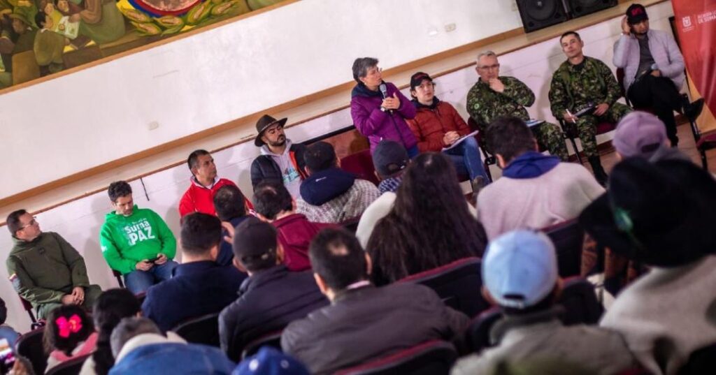 La alcaldesa Claudia López realizó un recorrido por varios sectores de la localidad de Sumapaz, durante la jornada visitó a la familia del líder campesino Carlos Tautiva, inspeccionó puestos de control del Ejército Nacional en la localidad