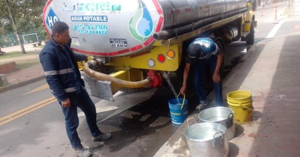 La Empresa de Acueducto y Alcantarillado de Bogotá (EAAB) por los cortes intermitentes del servicio de agua que se presentan en Bogotá, debido a las obras que avanzan de empate del sistema de interconexión a la nueva tubería Tibitoc Casablanca; tendrá disponible el servicio de carrotanques que se pueden en las localidades que lo requieran.