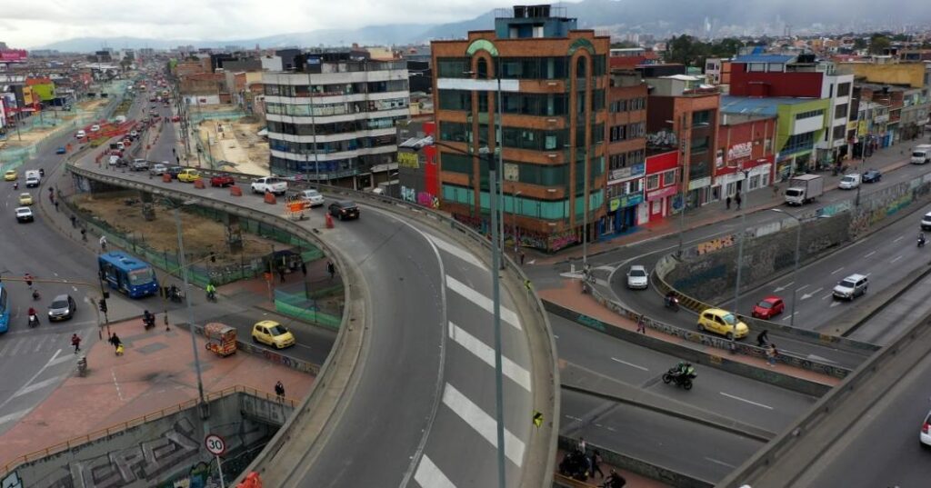 El antiguo puente de Venecia será demolido y reemplazado por dos nuevos: uno que tendrá carriles exclusivos para el sistema de TransMilenio y otro para el tráfico mixto.