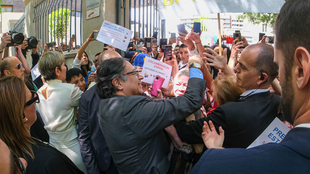 En el primer día de su visita de Estado a Madrid (España), el Presidente declaró a los medios que su “llamado a la presencia de la población en las calles, en las plazas, no es un llamado a la violencia”