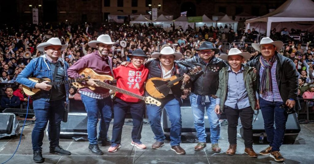 La alcaldesa de Bogotá, Claudia López, en el cierre del Festival Joropo al Parque junto a la agrupación del Cholo Valderrama