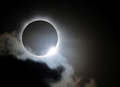 A qué hora es y dónde ver el eclipse solar total