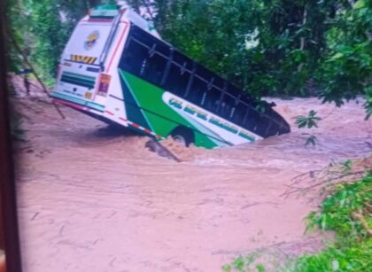Bus escolar casi es arrastrado en Agua de Dios, Cundinamarca