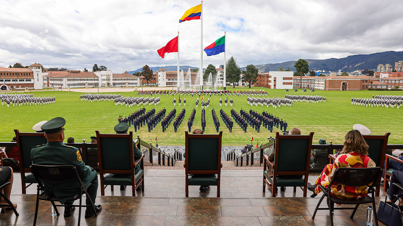 Almirante Francisco Hernando Cubides Granados Y Vicealmirante Juan ...