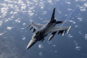 cazas F-16 que pasaron sobre el Dunham durante la noche del jueves. Aunque se desconoce si iban armados, las autoridades señalaron que ambos —tanto los aviones como el buque— estuvieron dentro del alcance de sus sistemas de armas. El destructor, equipado con misiles guiados Aegis, no respondió al incidente.

Este episodio se suma al ocurrido el jueves, cuando otros dos F-16 venezolanos se aproximaron al mismo buque. El Pentágono calificó entonces la acción como "altamente provocadora" y como un intento de interferir en operaciones antinarcóticos estadounidenses.